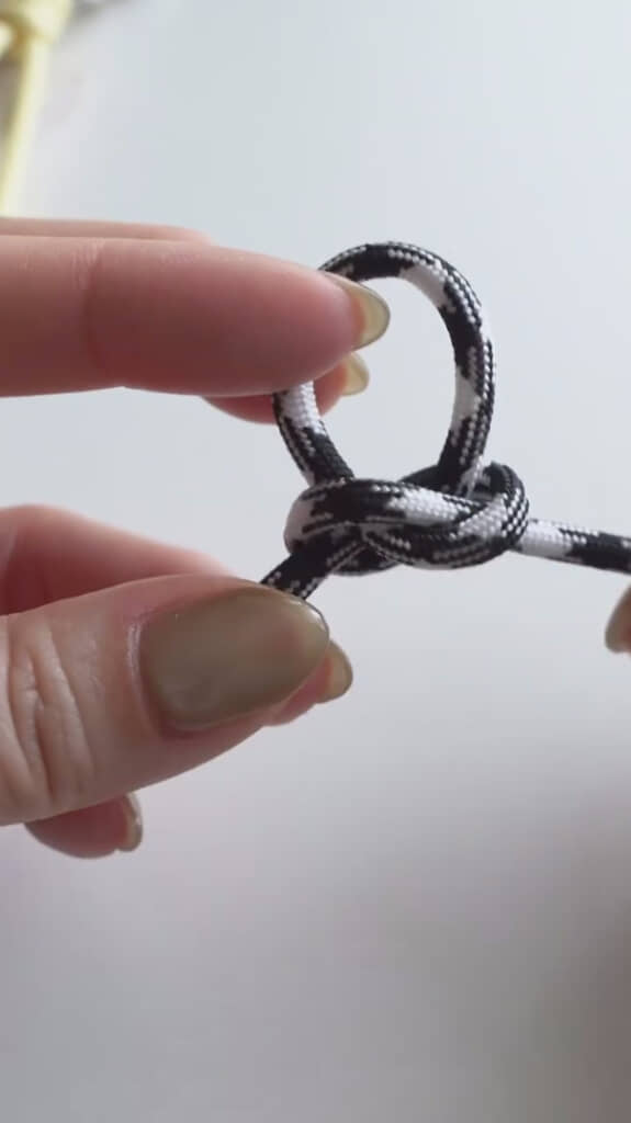 そのままゆっくりと引っ張り結び目に