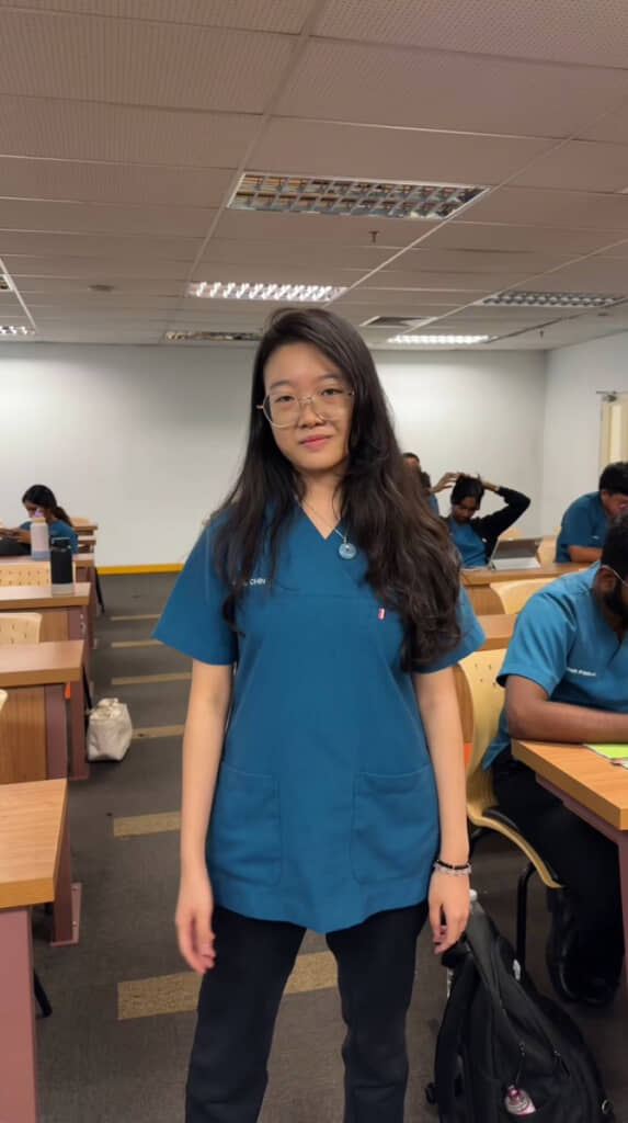 普段はスクラブ姿の医学生