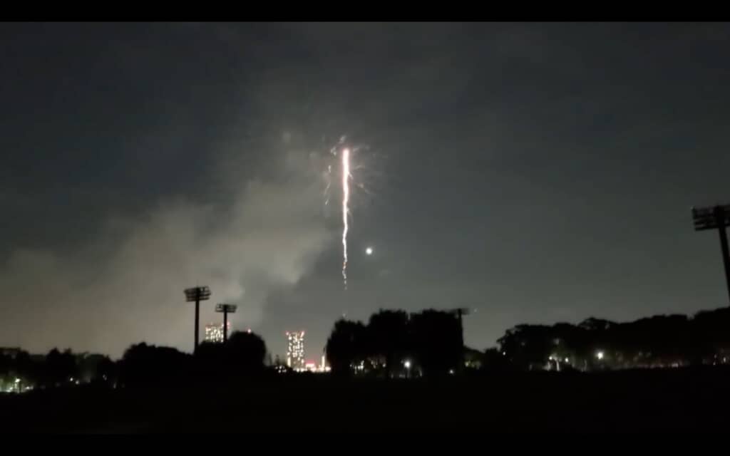 夜空に打ち上げられる花火