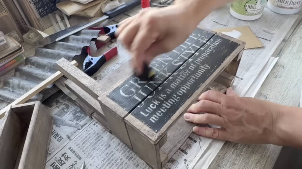 サンドペーパーをかけるとヴィンテージ調に
