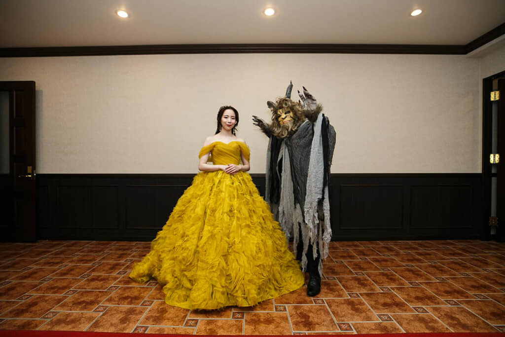 かぶり物をかぶるとまさに美女と野獣