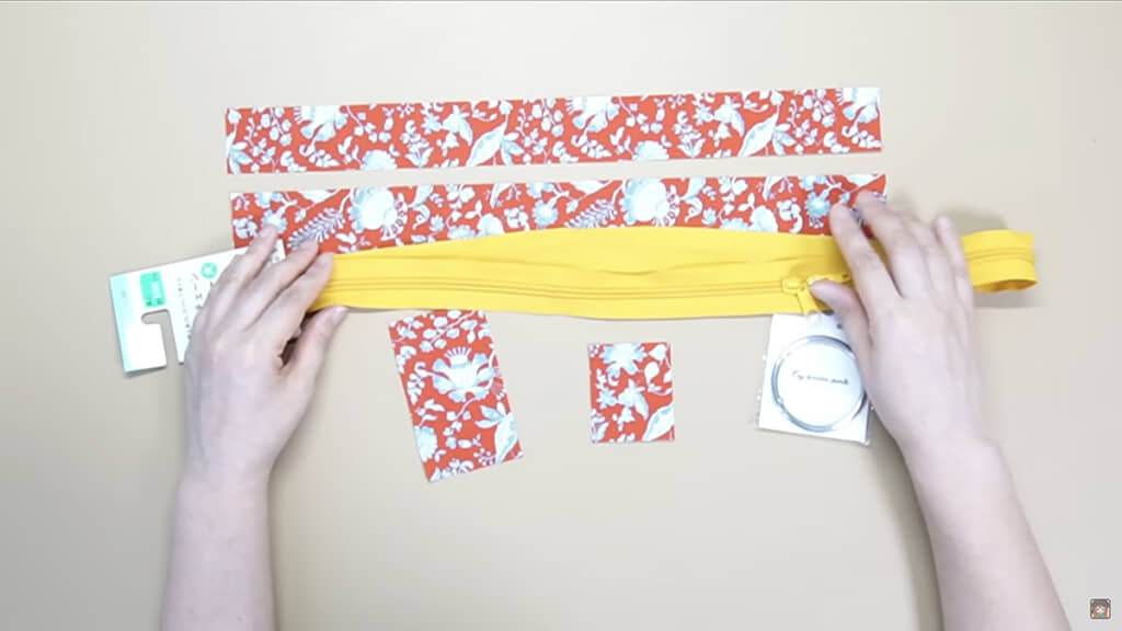 ファスナーとハギレ、カラビナを用意