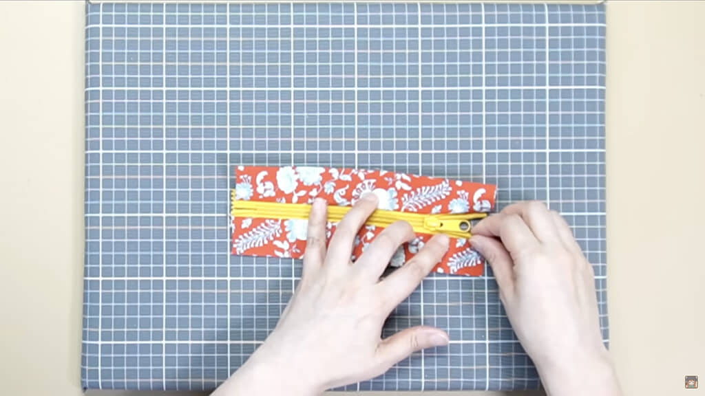 ファスナーの両側にハギレを縫い付けます