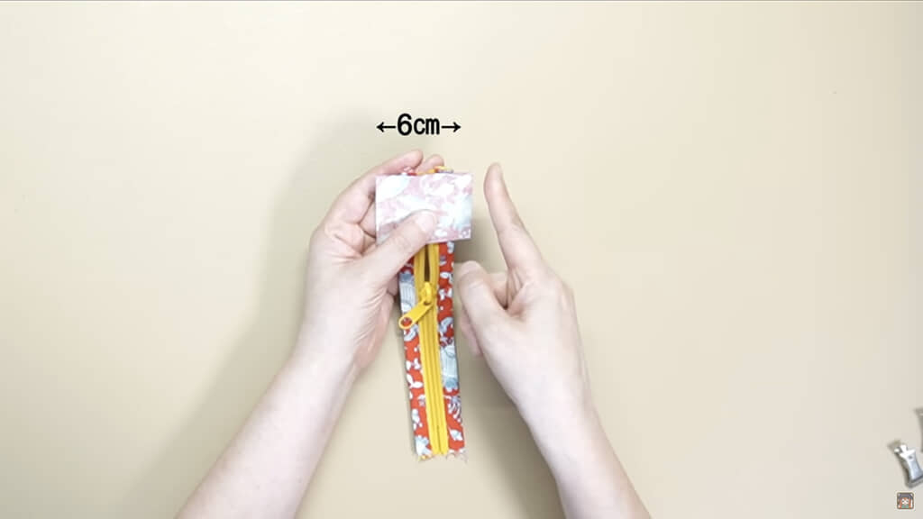 小さなハギレでくるむようにして……