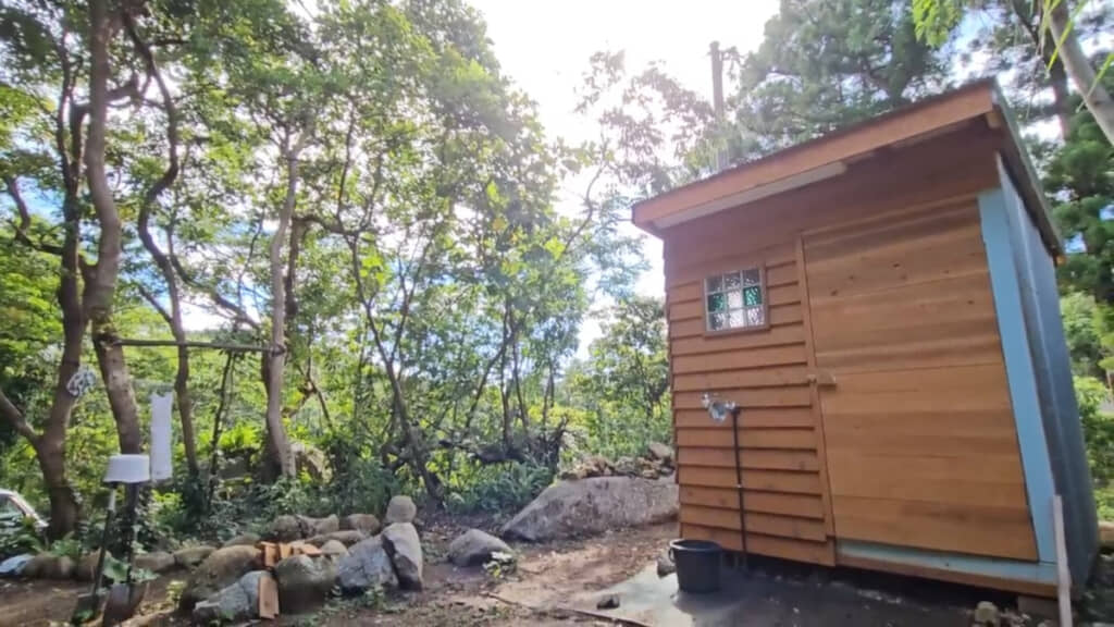 ついに小屋が完成。ドアのデザインが周りとちょっと浮いているのもまた味ですね