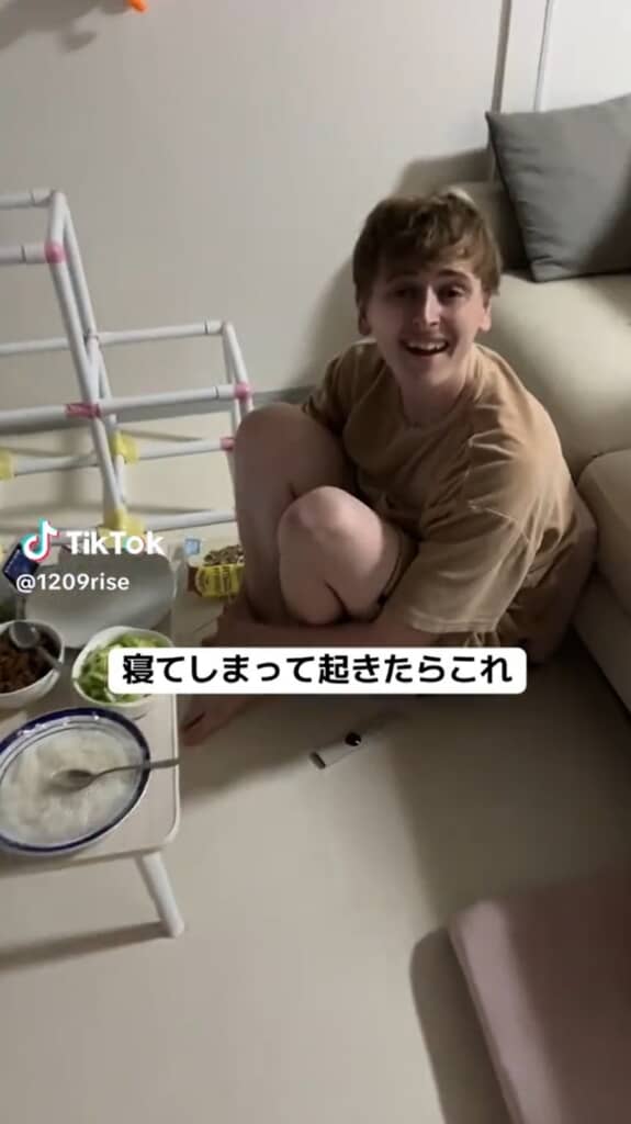 体育座りをして待つルイスさん