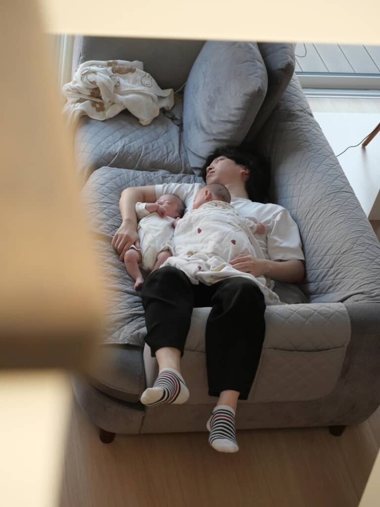 パパさんの胸に抱かれて眠る双子ちゃん