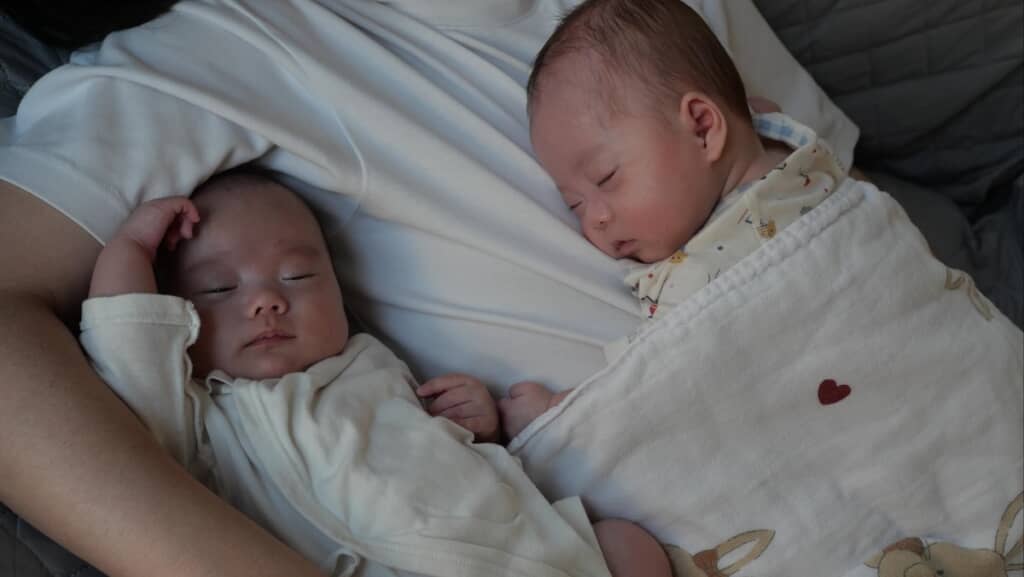 気持ち良さそうに眠っている双子ちゃん