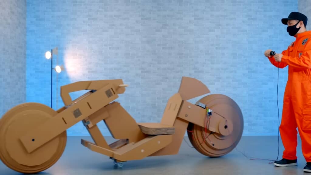 ダンボールで作る「AKIRA」の主人公・金田正太郎のバイク