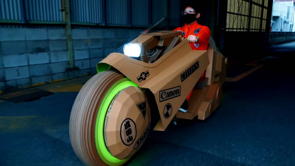 ダンボールで作る「AKIRA」の主人公・金田正太郎のバイク
