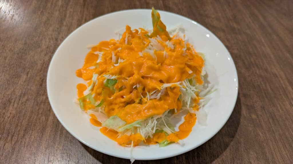 インドカレー屋さんでしか見ない謎ドレッシングがかかったサラダ