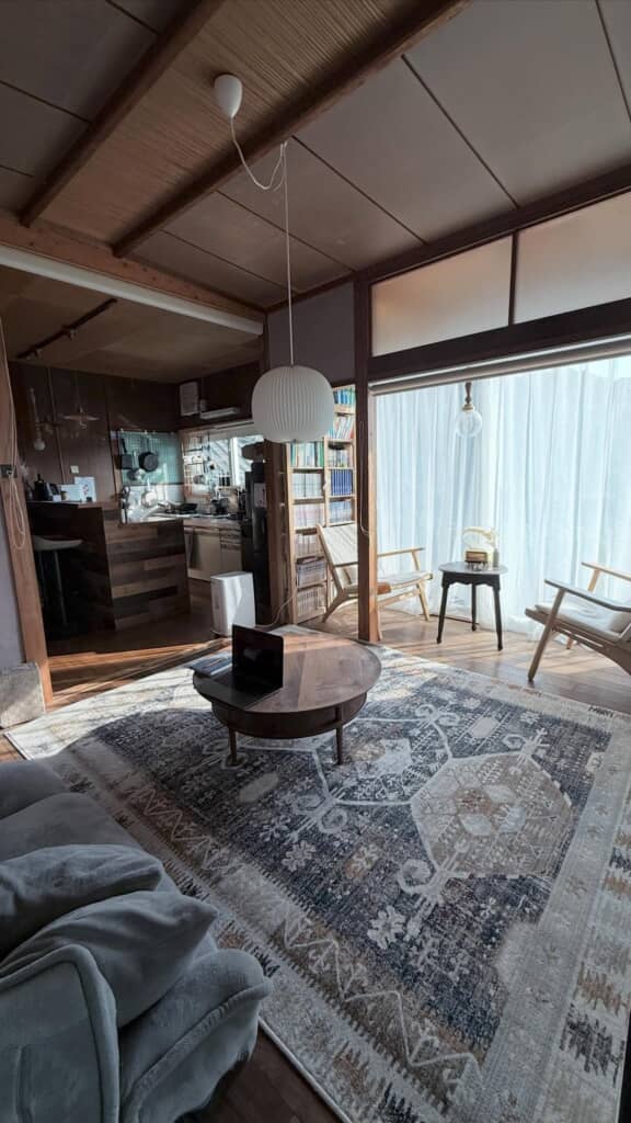 窓近くには和風建築ならではのスペースも