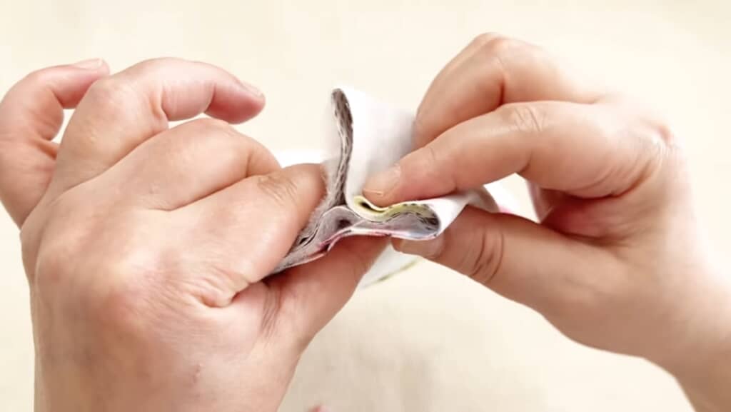 表布と内布の端を重ねて縫う