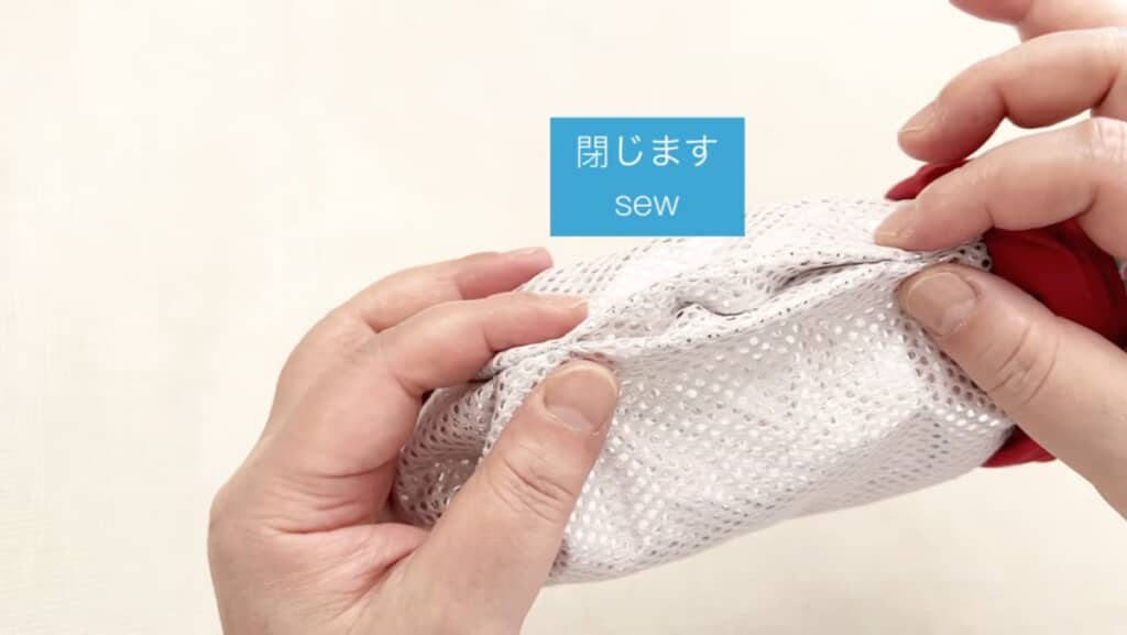 返し用に開けていたところは手縫いで閉じる