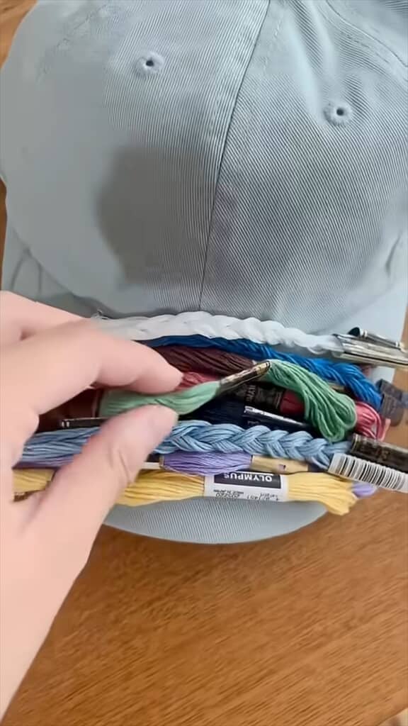 無地のキャップにカラフルな糸で手刺しゅうした作品