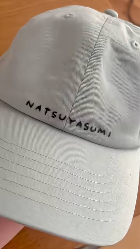 無地のキャップにカラフルな糸で手刺しゅうした作品