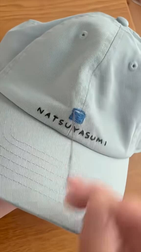 無地のキャップにカラフルな糸で手刺しゅうした作品
