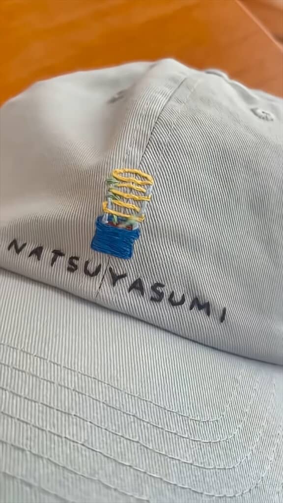 無地のキャップにカラフルな糸で手刺しゅうした作品