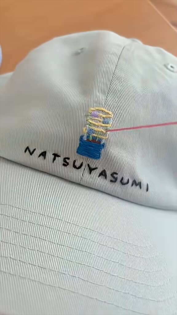 無地のキャップにカラフルな糸で手刺しゅうした作品