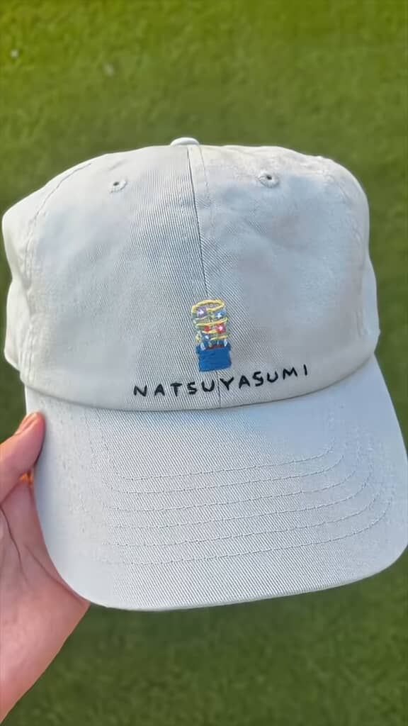 無地のキャップにカラフルな糸で手刺しゅうした作品