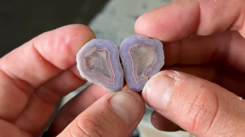 表面に赤い斑点があったメノウの断面