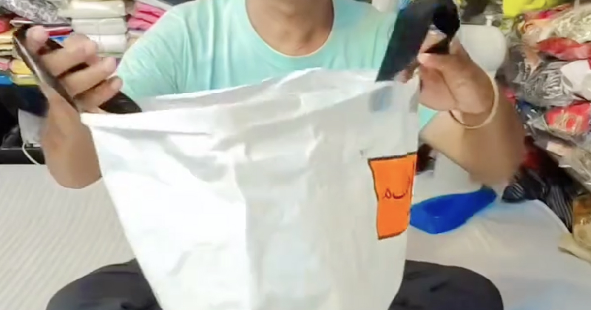 ビニールのショッパーにスカーフをくるくる巻き付けて……「正直、天才です」　640万表示の“驚きのアイデア”に「もうバッグ買わない」【海外】（1/2） | ライフスタイル ねとらぼ