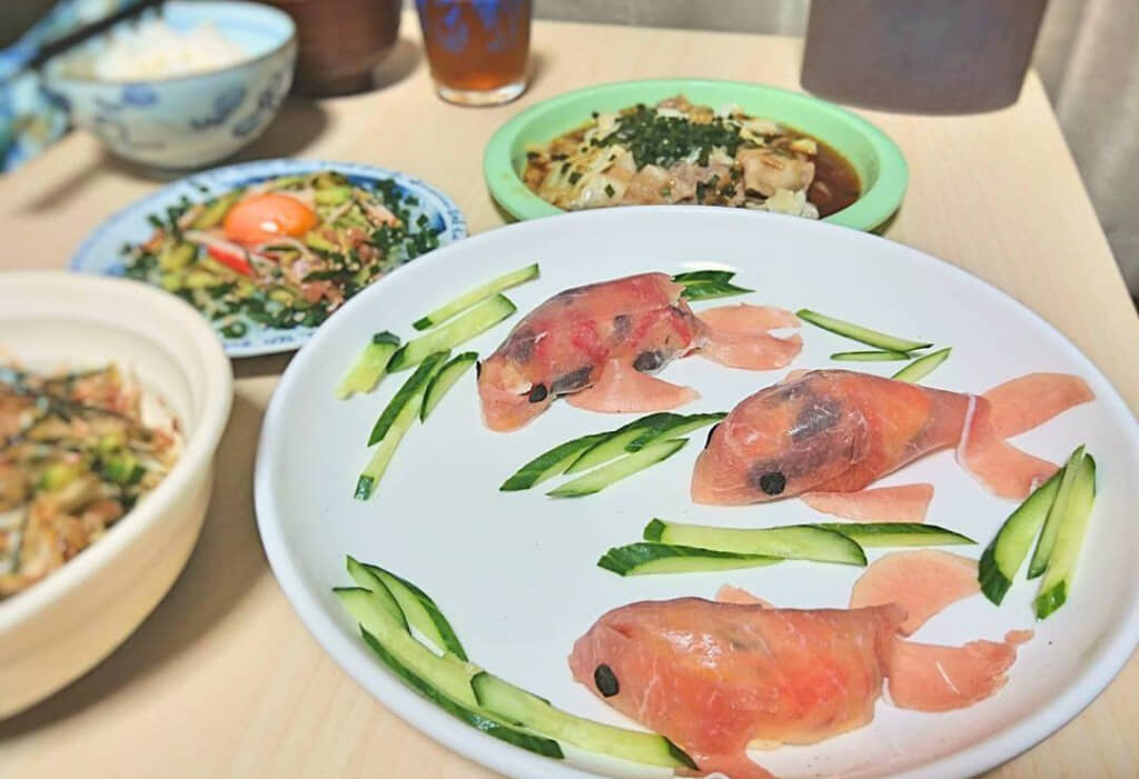 水盆で鯉が泳いでいるよう