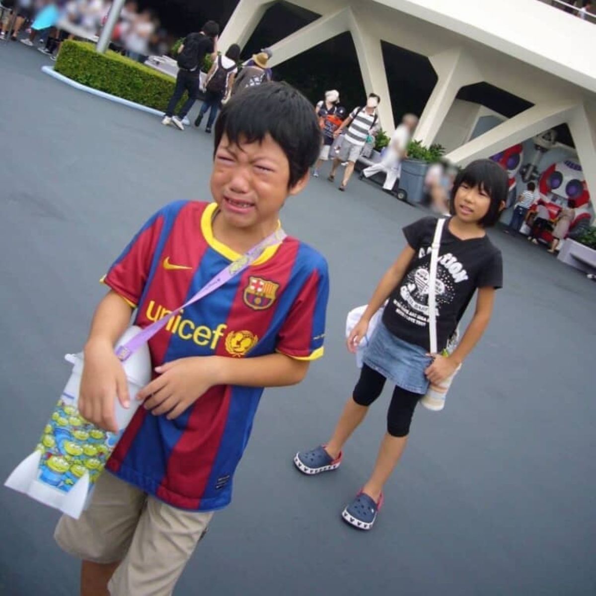 ディズニーで号泣する弟と冷静な姉→13年後……　同じ場所で撮影した“現在の姿”が「すげぇww」「おもろいのに泣ける」 | ライフスタイル ねとらぼ