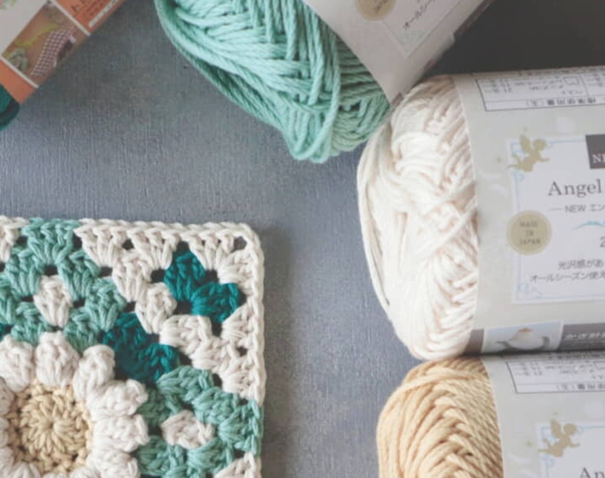 【編み物】4色の毛糸でぽこぽこ浮き出るお花のモチーフを編み、つなげていくと……　夏のお出掛けの主役になる完成品に「眼福です」「ものすごく可愛い」（1/3） | ライフスタイル ねとらぼ