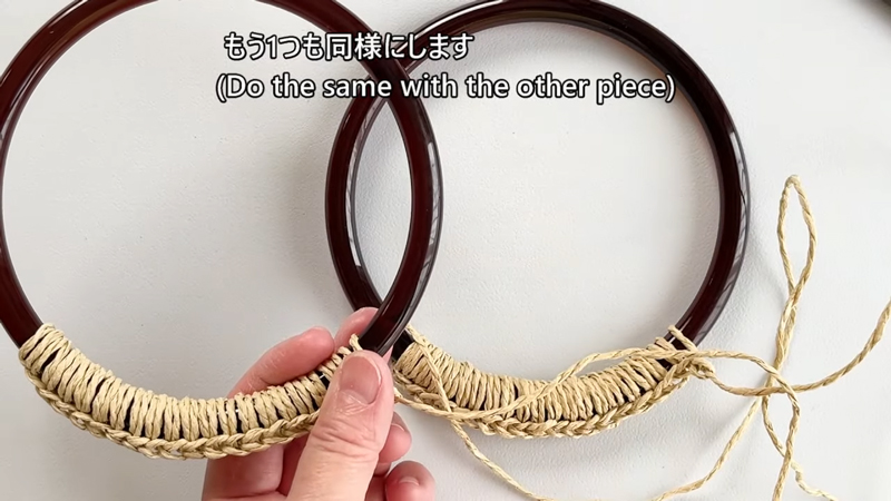 まずは持ち手を編み包んでおきましょう