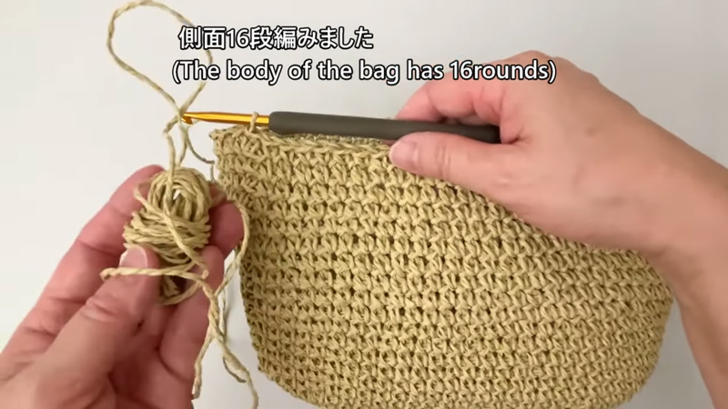 側面は残っている糸を全て使い、16段編みましょう