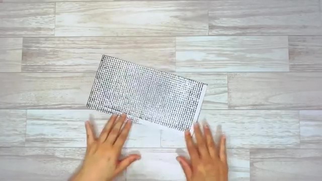 L字型に両面テープを貼り、アルミシートを貼り合わせます