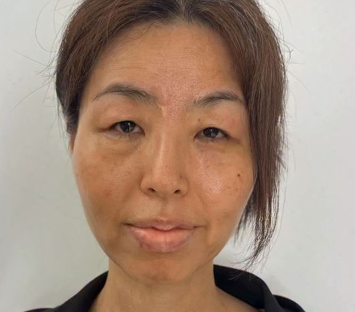 50代女性「母との関係が悪く、ドレスやワンピースが着られなかった」→プロがメイクすると……「わぁ～！」　圧巻の大変身に「女優さんかアナウンサーさんのよう」（2/3） | 美容 ねとらぼ