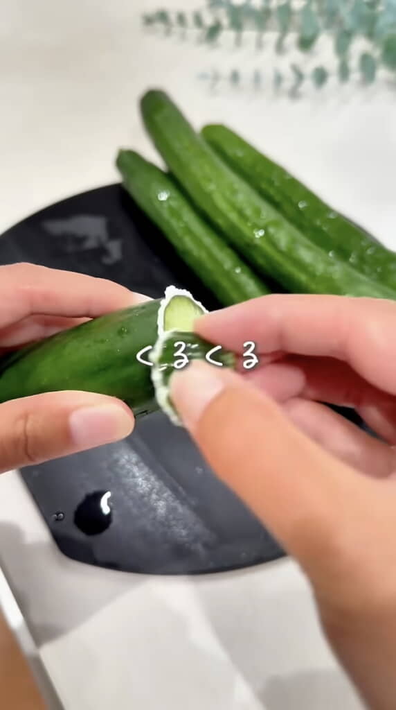 切り口同士をすり合わせてアク抜き