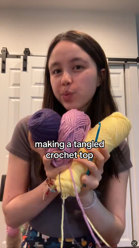 3色の毛糸で編んでいきます