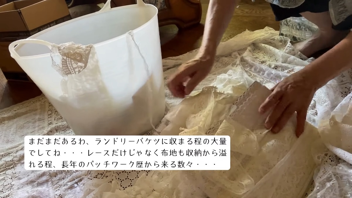バケツいっぱいのレース生地を、コツコツつなぎ合わせると……「美しい」終活中の女性が作った豪華絢爛な作品に「暑さを忘れます」（2/3） | ライフスタイル ねとらぼ