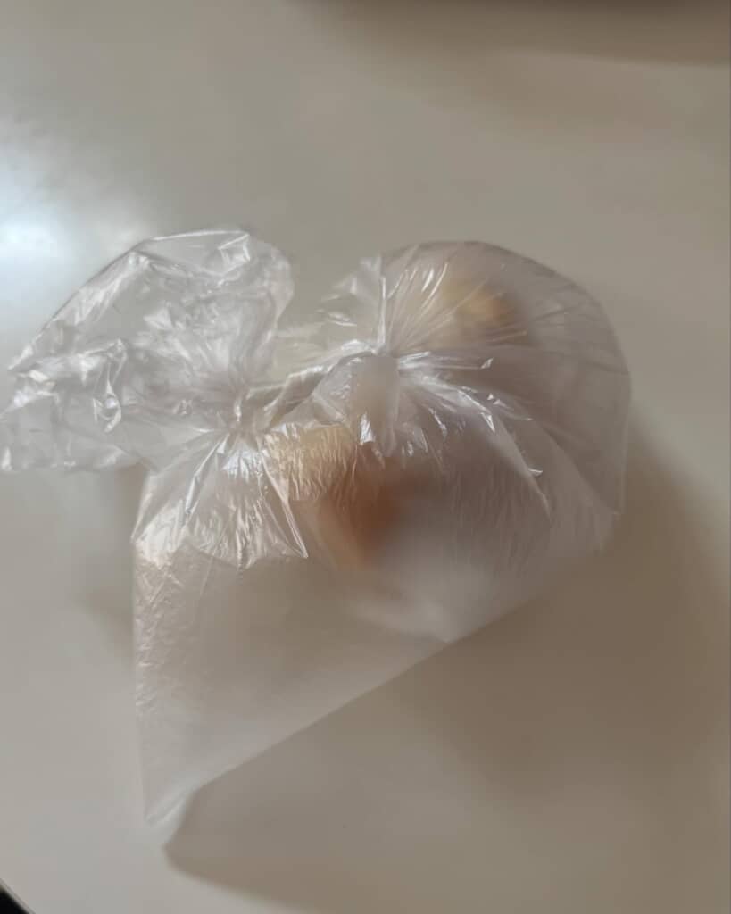 空気の入った袋のなかにシフォンケーキが入っている