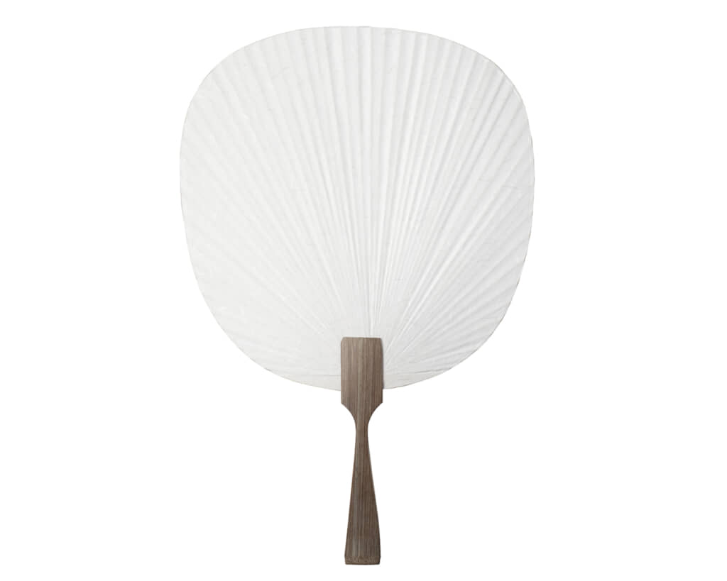 古風でシンプルなうちわが、絵心とアイデアで様変わり