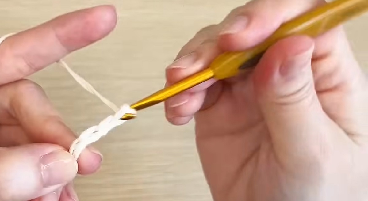 淡い色の毛糸でポーチを編み、意外な場所にフリルを付けると……「めちゃくちゃ可愛い！」　夏の宝石のようなアイテムに「親子で一緒に作ります」（1/3） | ライフスタイル ねとらぼ