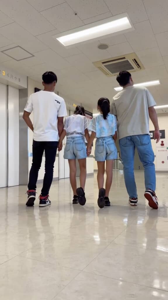 背を向けて手をつないだと思うと……