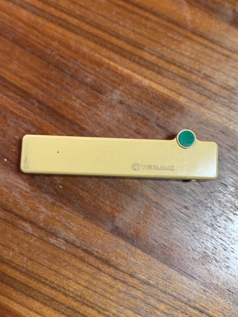 ケースに入っている家電製品の写真