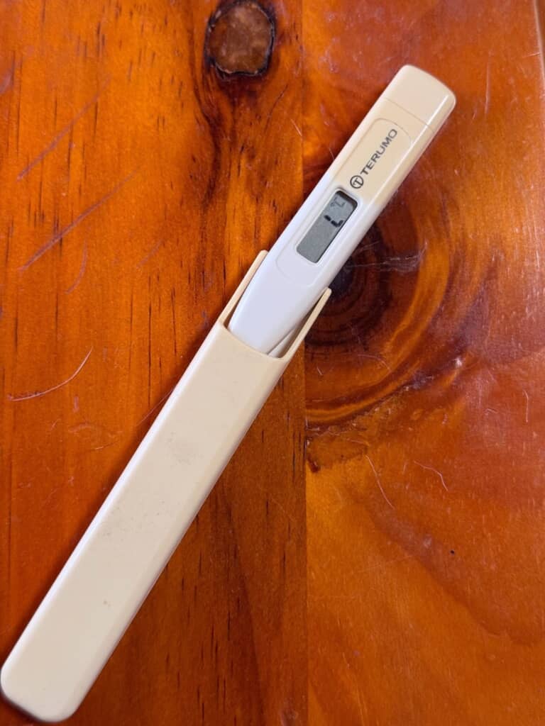 ケースから抜き取るタイプの電子体温計