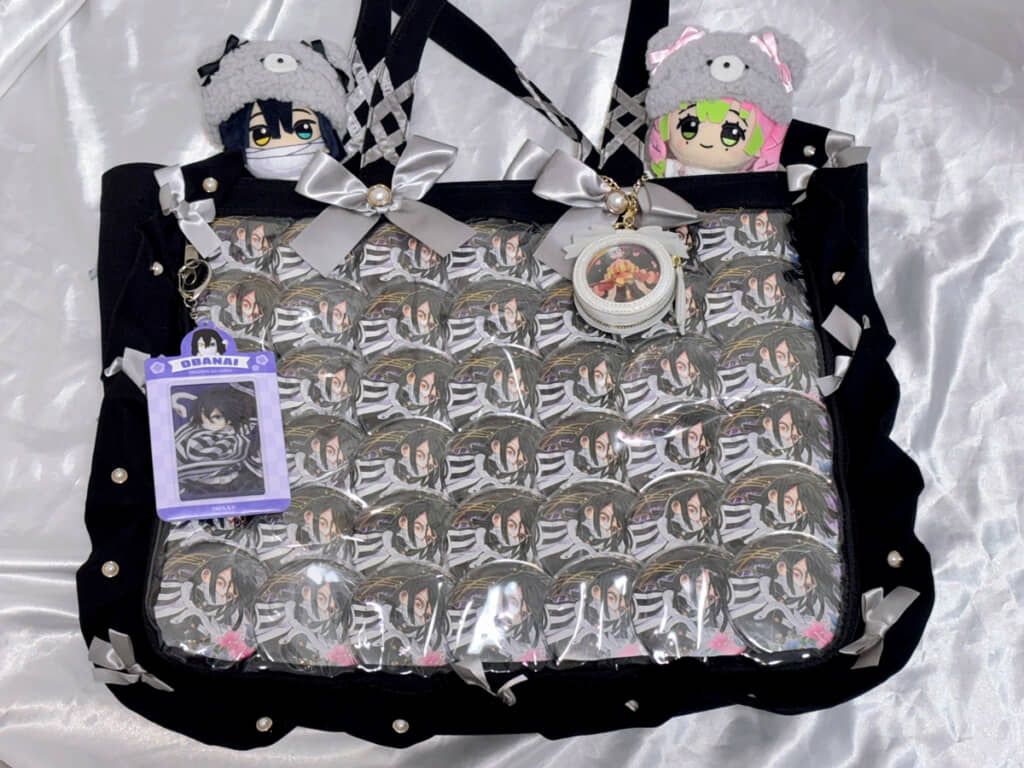 甘露寺の缶バッジは、「発売されると聞いて絶対痛バに付けようと思った」というお気に入り。彼女が伊黒さんにキュンとなったシーンだそうです