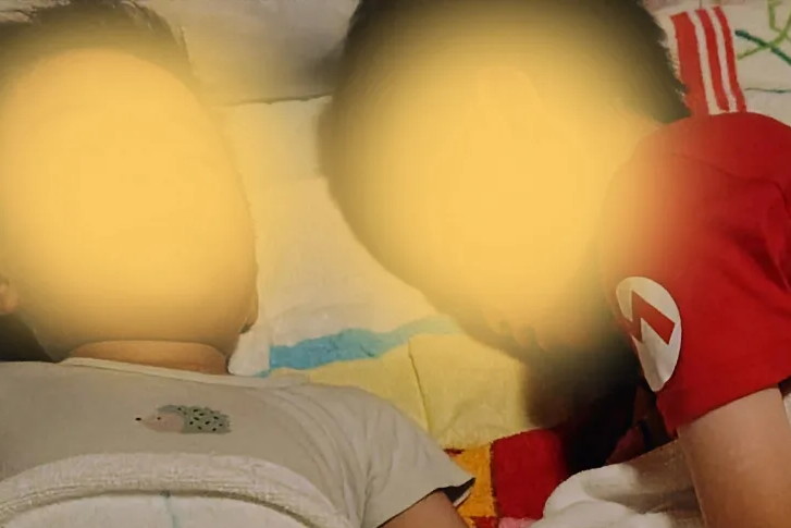 寝ている息子さんたちにかけられているのは……