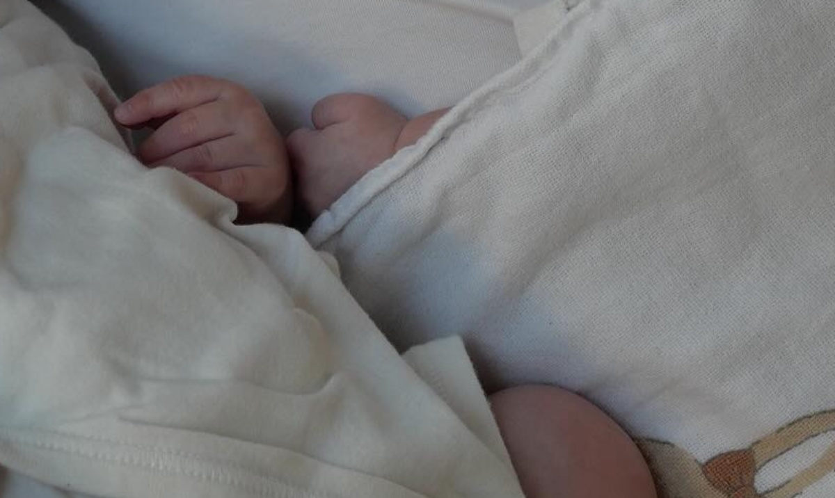 おねんね中の双子の赤ちゃんにママ「お疲れ様」→引きで見るとわかる、尊すぎる光景に「天使が3人」「一番幸せそう」（1/3） | 育児 ねとらぼ