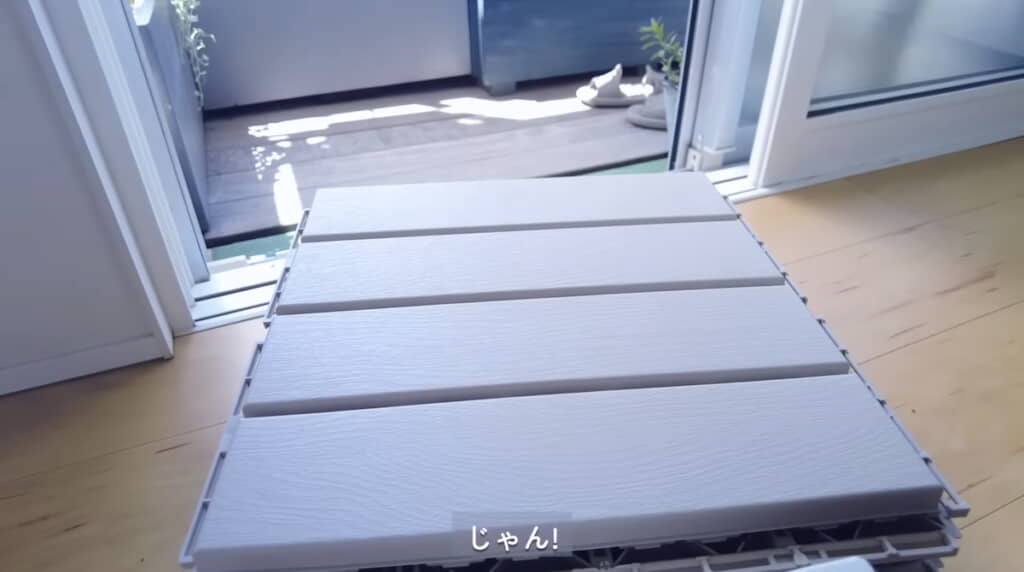 IKEAで購入したベージュ色のフロアタイル