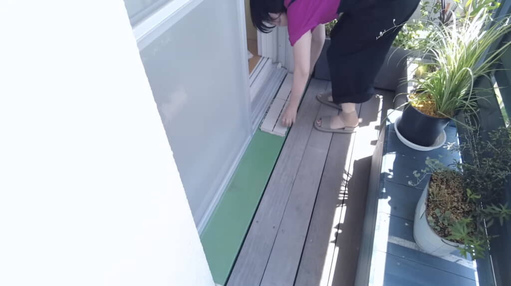 半分サイズにしたタイルを敷いていく