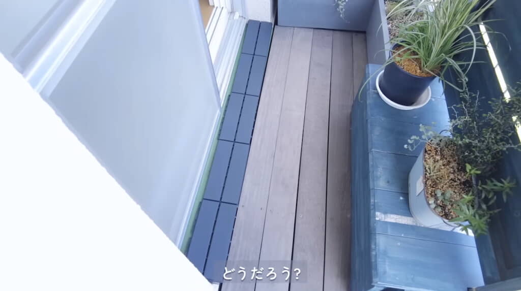 グレー色のタイルを敷いてみましたが……