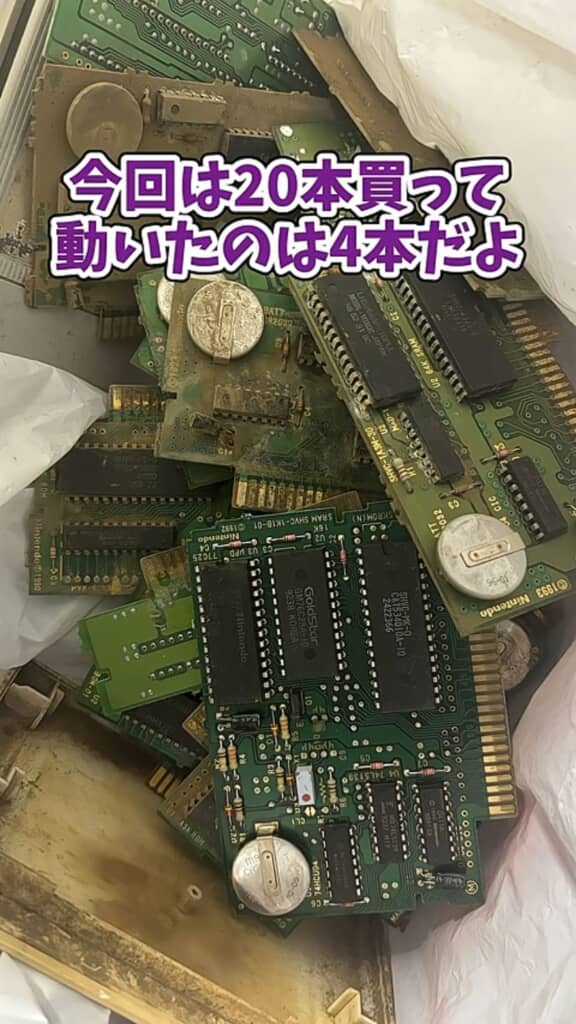 汚れているラベルなしソフトの基板の山