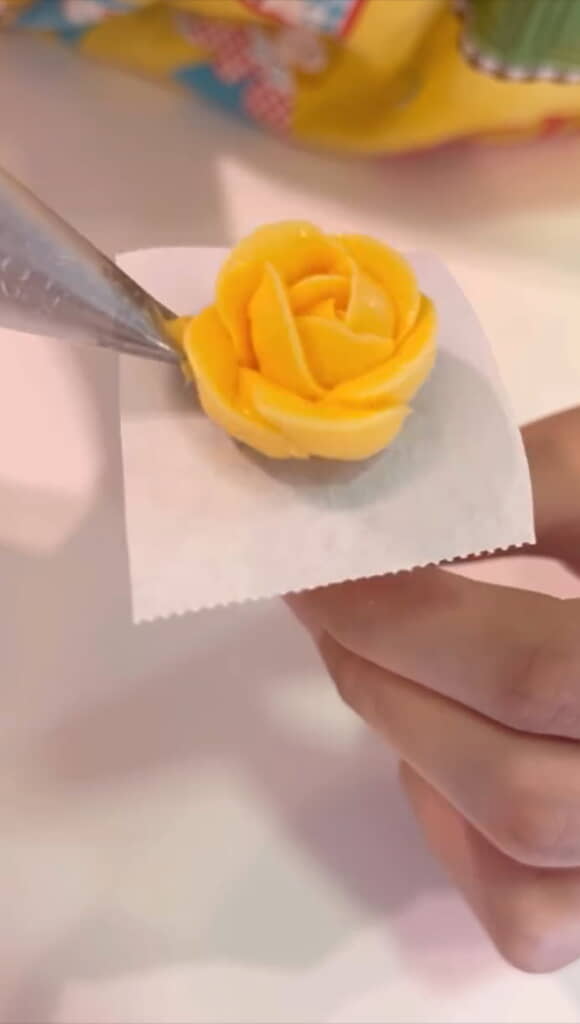 美しいバラの形に絞ります